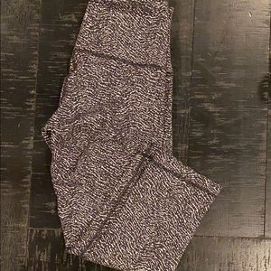 Black and white lululemon crop pants